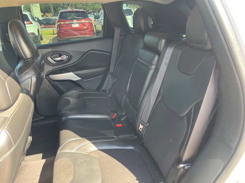 Jeep Cherokee Vehicle Full-screen Gallery Image 10