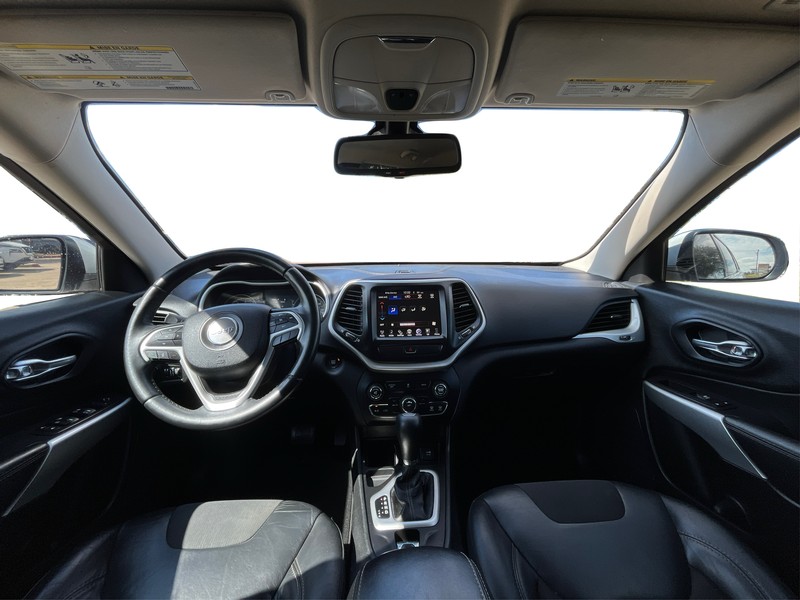 Jeep Cherokee Vehicle Full-screen Gallery Image 16