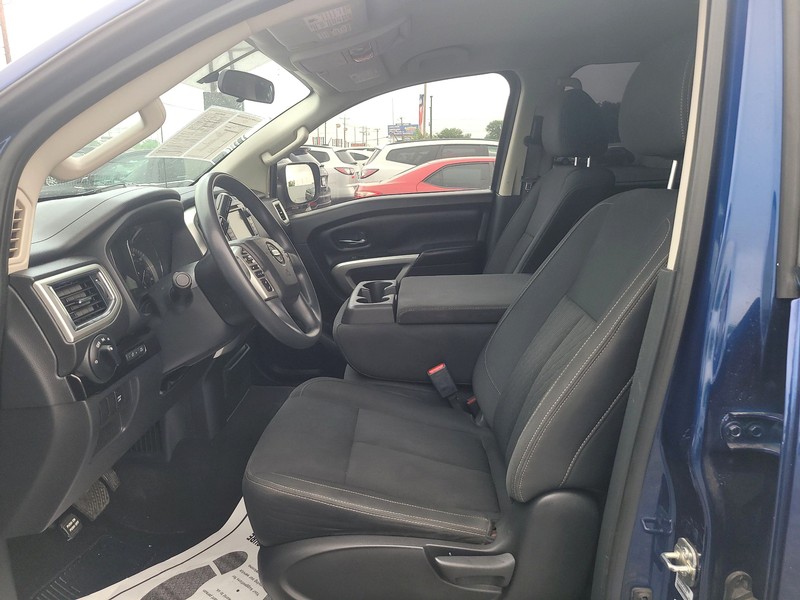 Nissan Titan Vehicle Full-screen Gallery Image 09