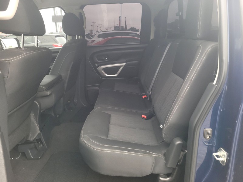 Nissan Titan Vehicle Full-screen Gallery Image 10