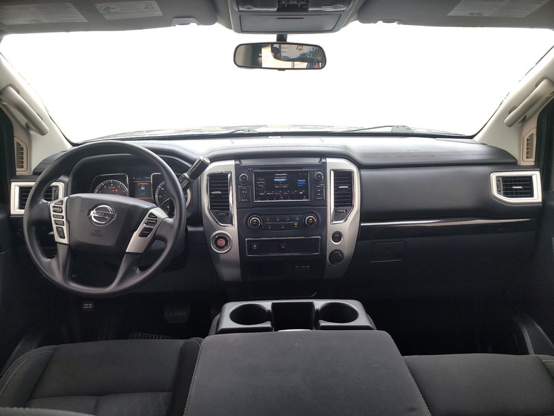 Nissan Titan Vehicle Full-screen Gallery Image 15