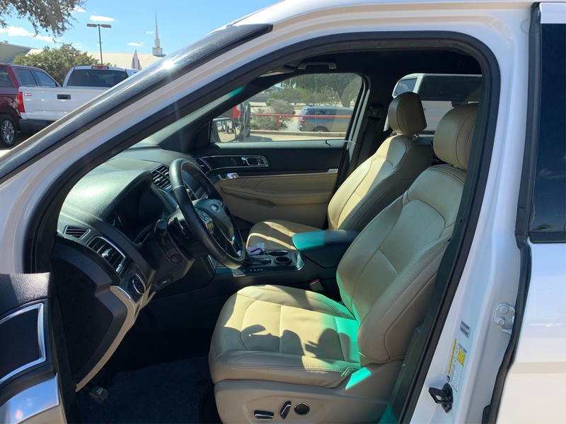 Ford Explorer Vehicle Full-screen Gallery Image 09