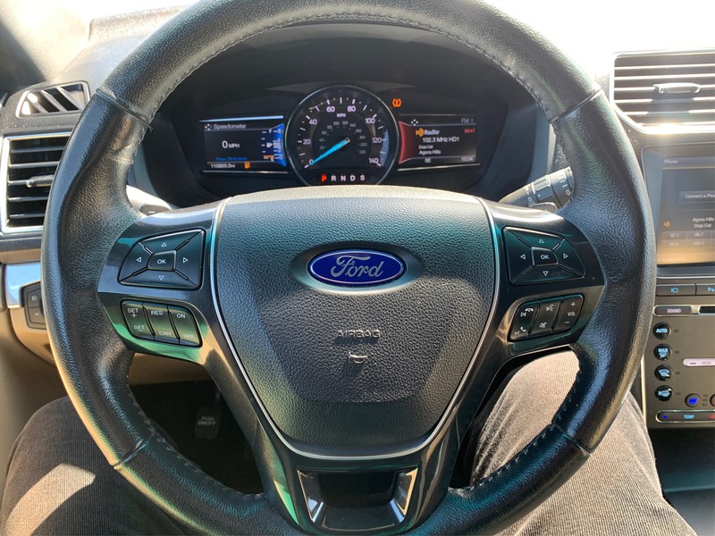 Ford Explorer Vehicle Full-screen Gallery Image 13
