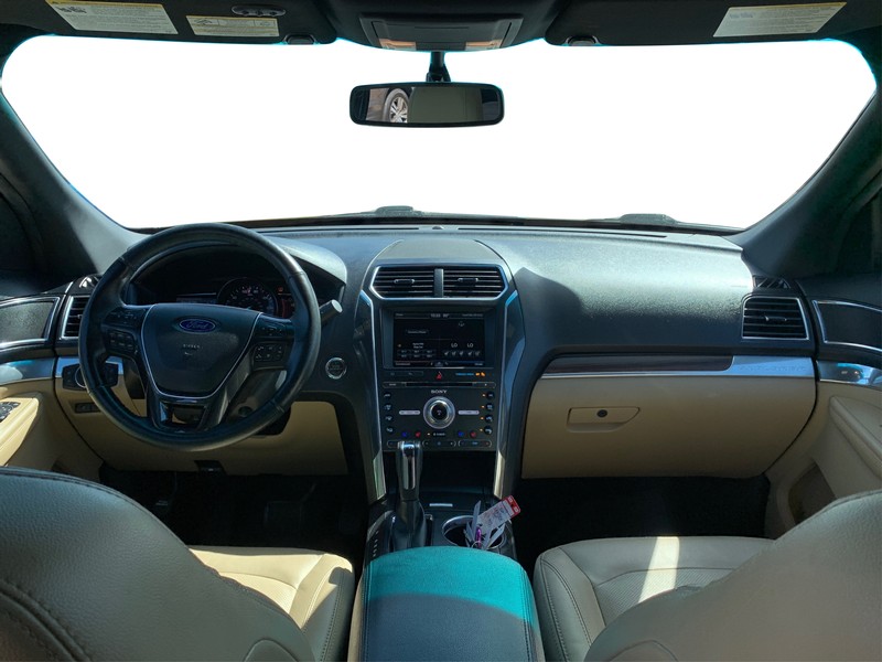 Ford Explorer Vehicle Full-screen Gallery Image 15