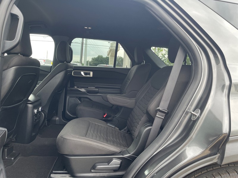 Ford Explorer Vehicle Full-screen Gallery Image 9
