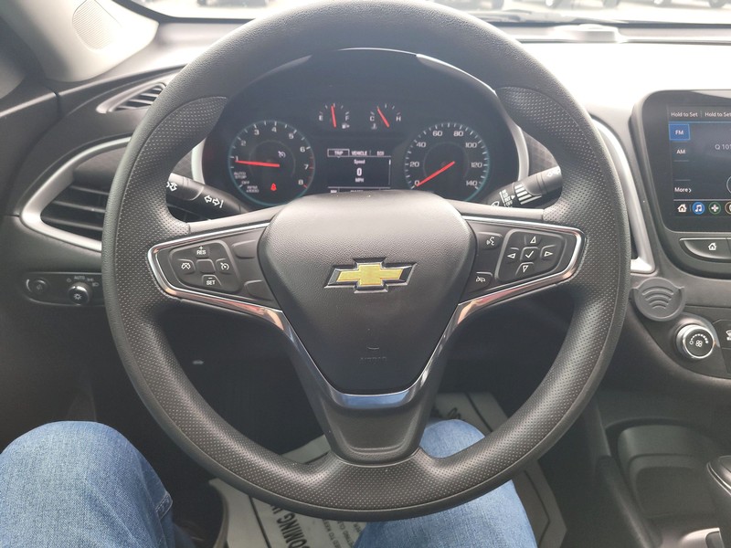 Chevrolet Malibu Vehicle Full-screen Gallery Image 13