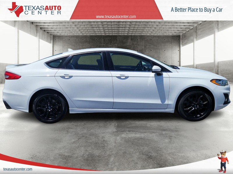 Ford Fusion Vehicle Full-screen Gallery Image 03