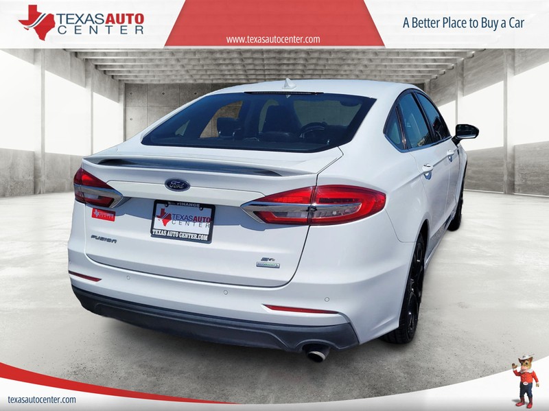 Ford Fusion Vehicle Full-screen Gallery Image 05
