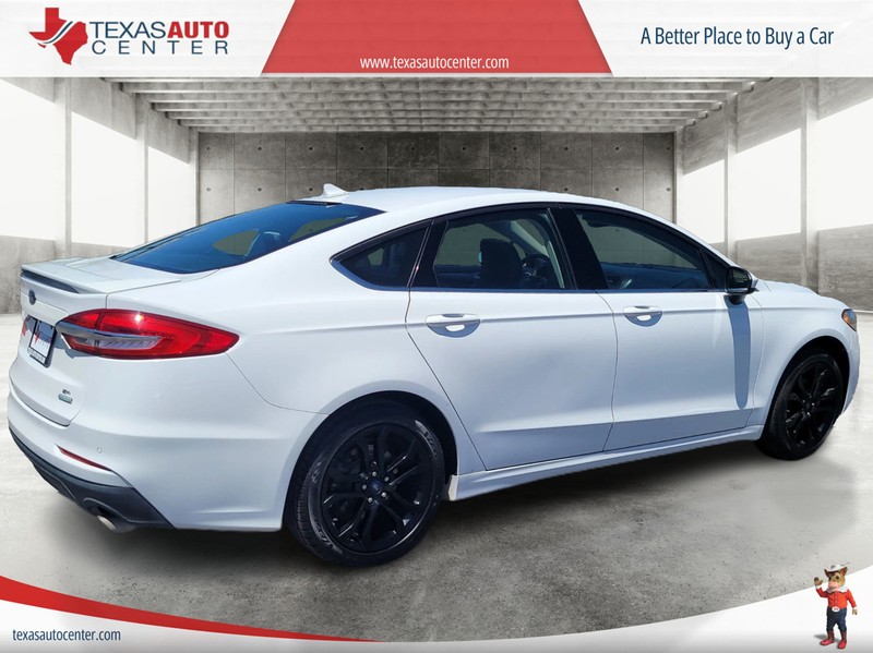 Ford Fusion Vehicle Full-screen Gallery Image 06