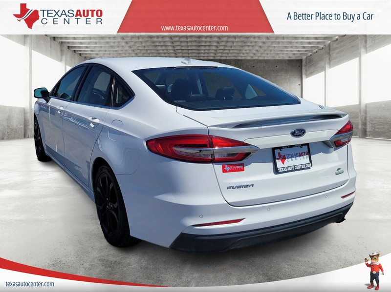 Ford Fusion Vehicle Full-screen Gallery Image 07