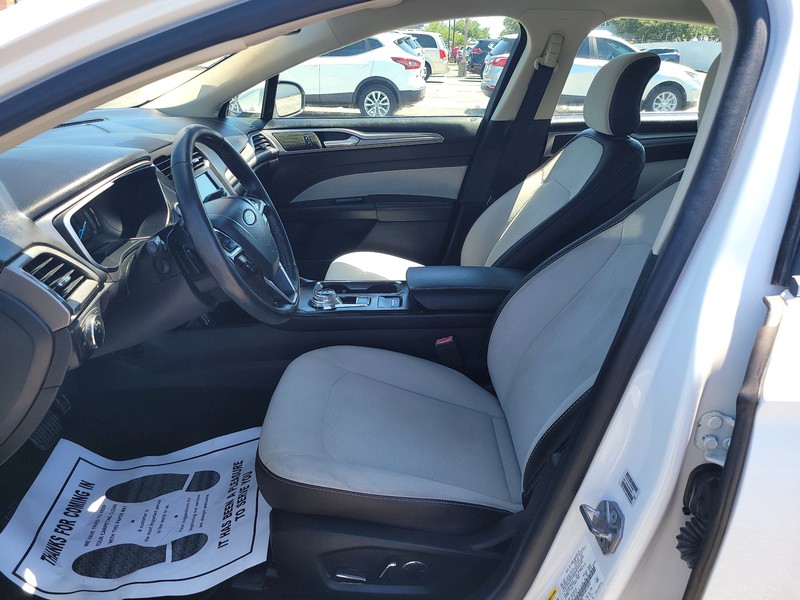 Ford Fusion Vehicle Full-screen Gallery Image 08