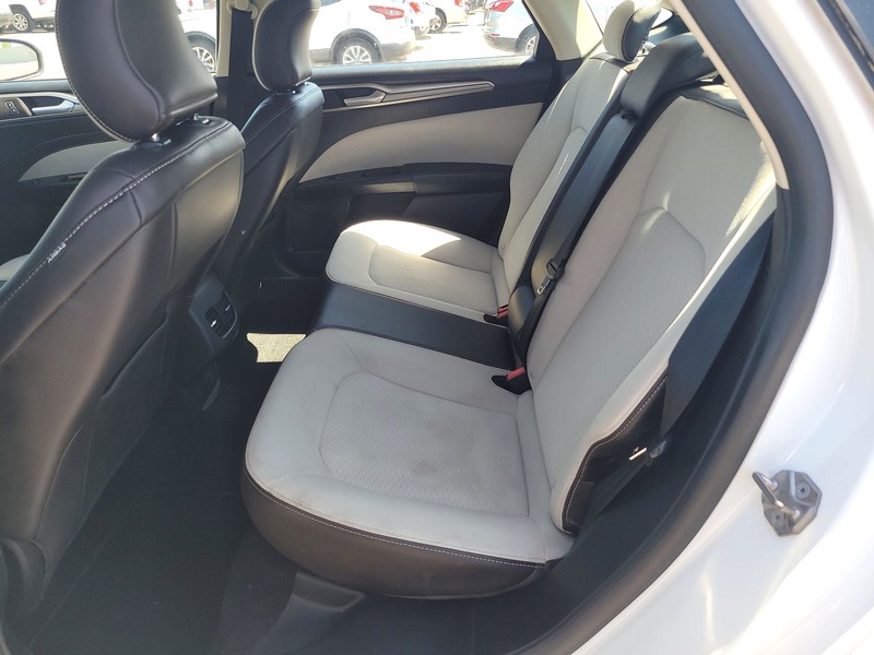 Ford Fusion Vehicle Full-screen Gallery Image 09