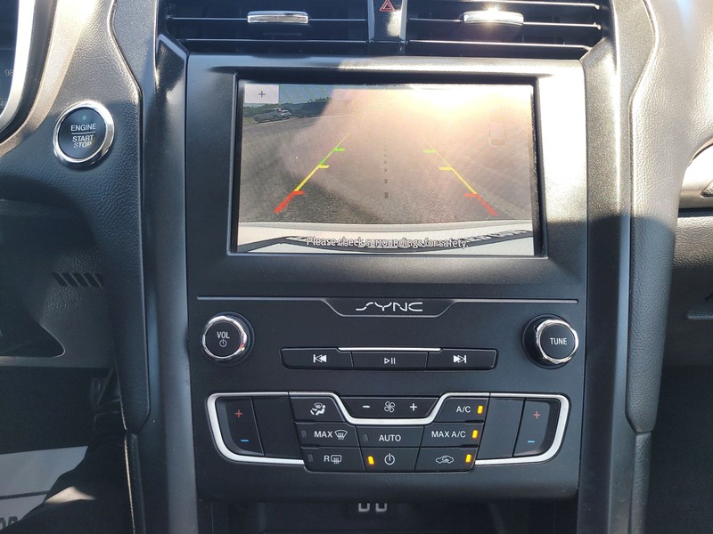 Ford Fusion Vehicle Full-screen Gallery Image 16