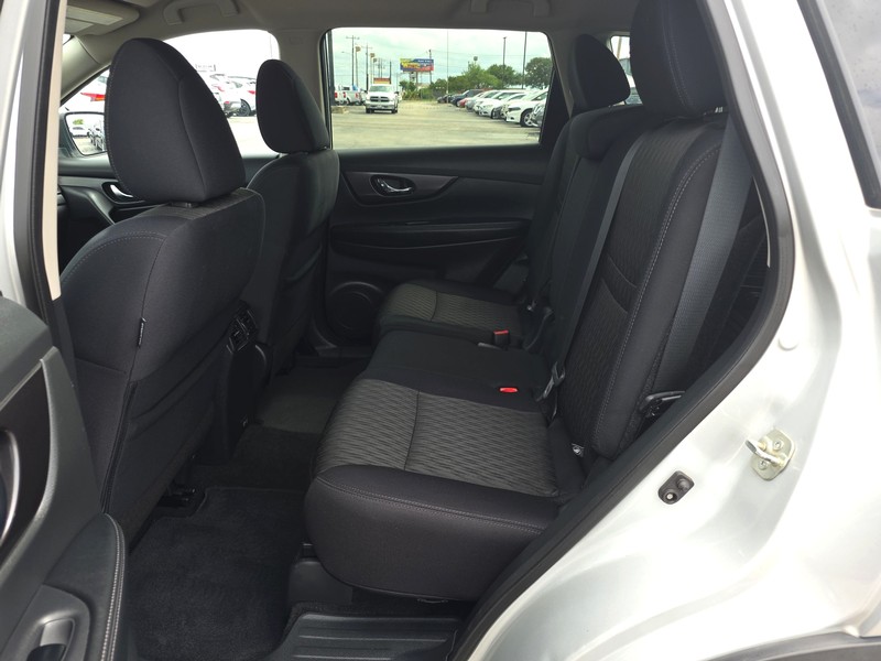 Nissan Rogue Vehicle Full-screen Gallery Image 10