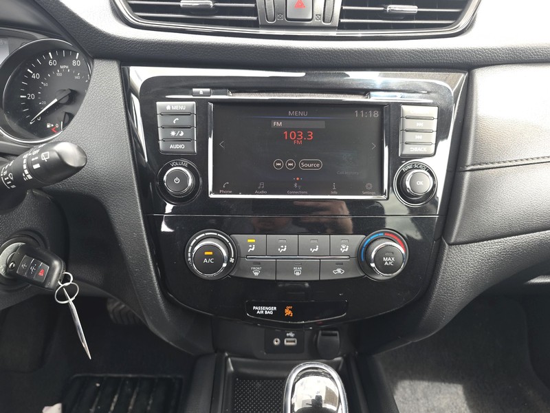 Nissan Rogue Vehicle Full-screen Gallery Image 12