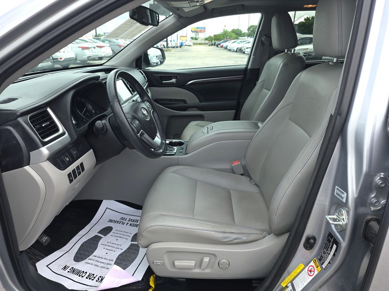 Toyota Highlander Vehicle Full-screen Gallery Image 9