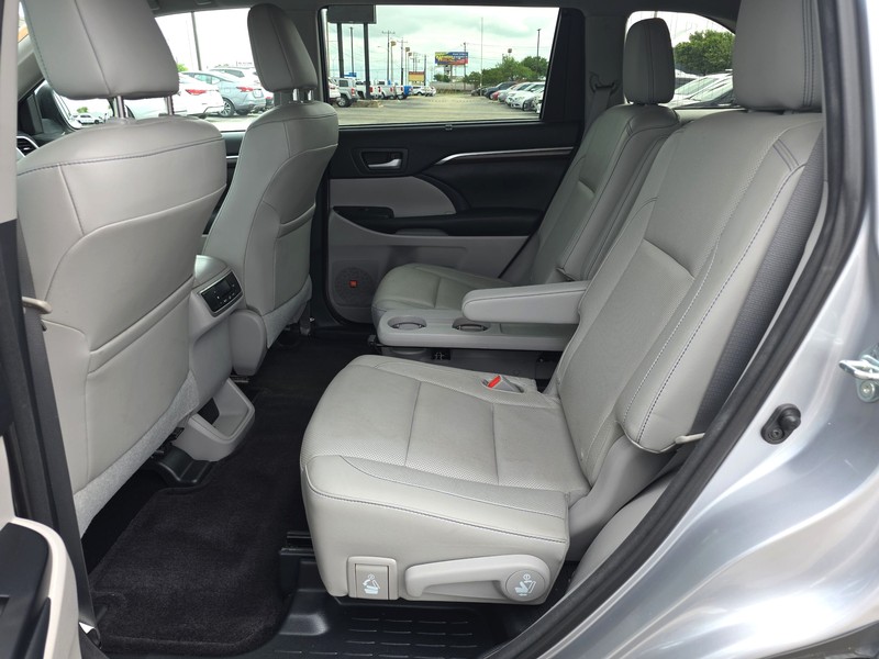 Toyota Highlander Vehicle Full-screen Gallery Image 10