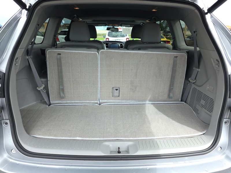 Toyota Highlander Vehicle Full-screen Gallery Image 11