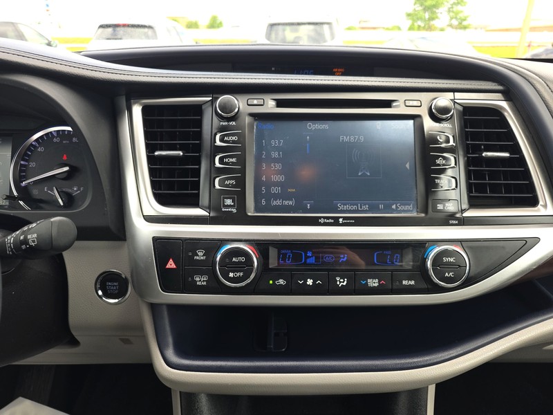 Toyota Highlander Vehicle Full-screen Gallery Image 12