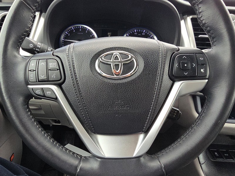 Toyota Highlander Vehicle Full-screen Gallery Image 14