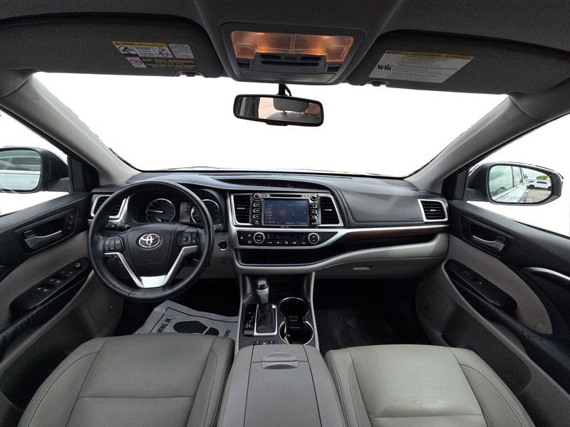 Toyota Highlander Vehicle Full-screen Gallery Image 15