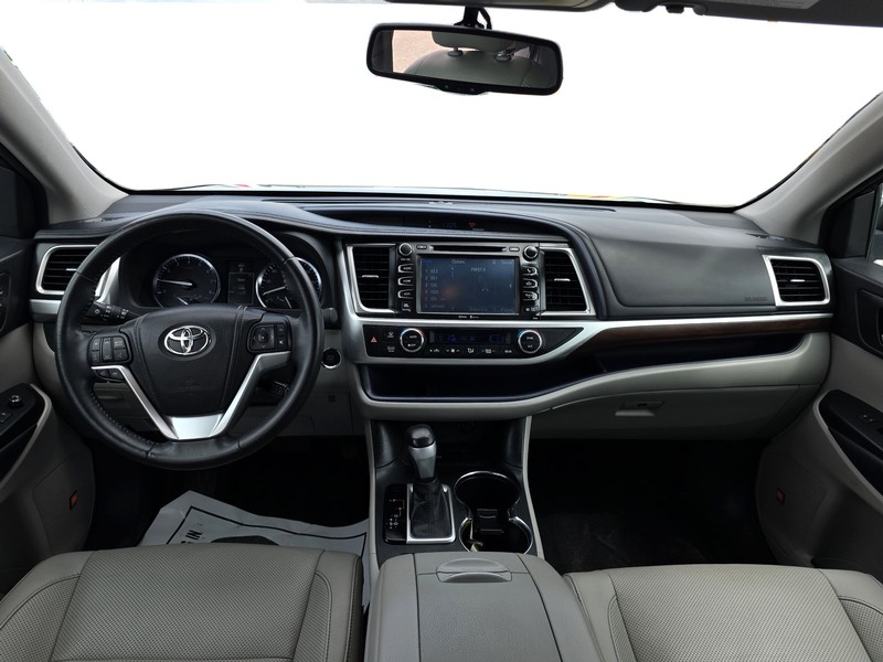 Toyota Highlander Vehicle Full-screen Gallery Image 16