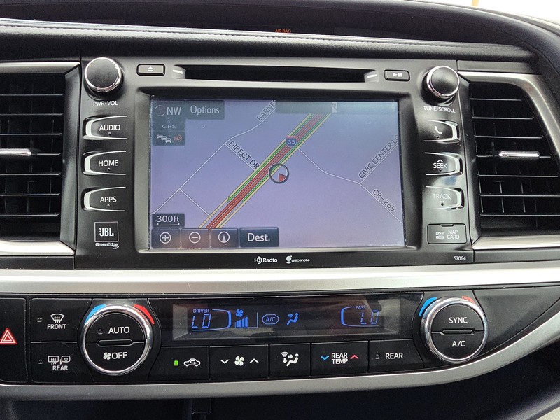 Toyota Highlander Vehicle Full-screen Gallery Image 17