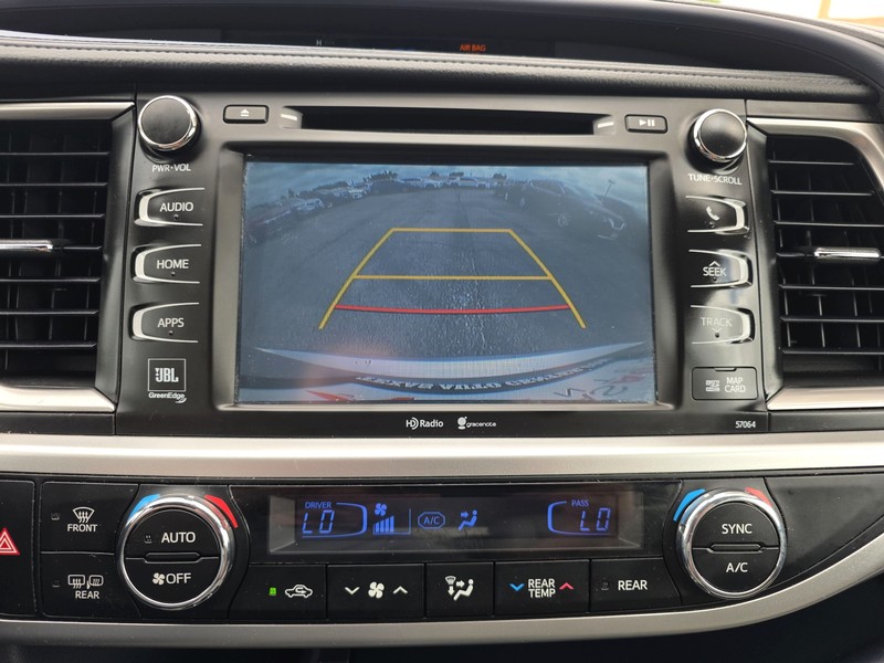 Toyota Highlander Vehicle Full-screen Gallery Image 18