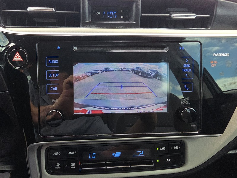 Toyota Corolla Vehicle Full-screen Gallery Image 16