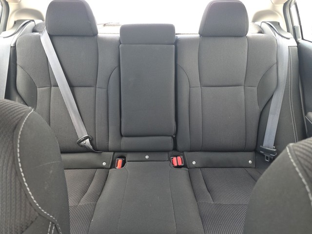 Subaru Legacy Vehicle Full-screen Gallery Image 12