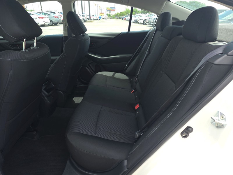 Subaru Legacy Vehicle Full-screen Gallery Image 6
