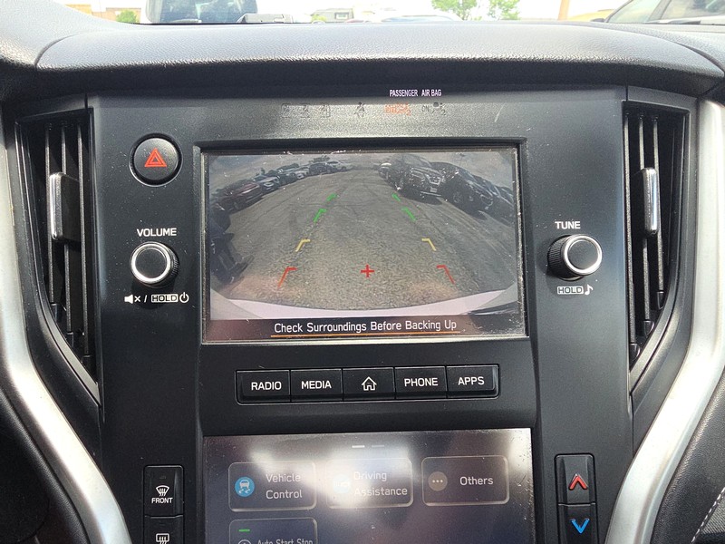 Subaru Legacy Vehicle Full-screen Gallery Image 16