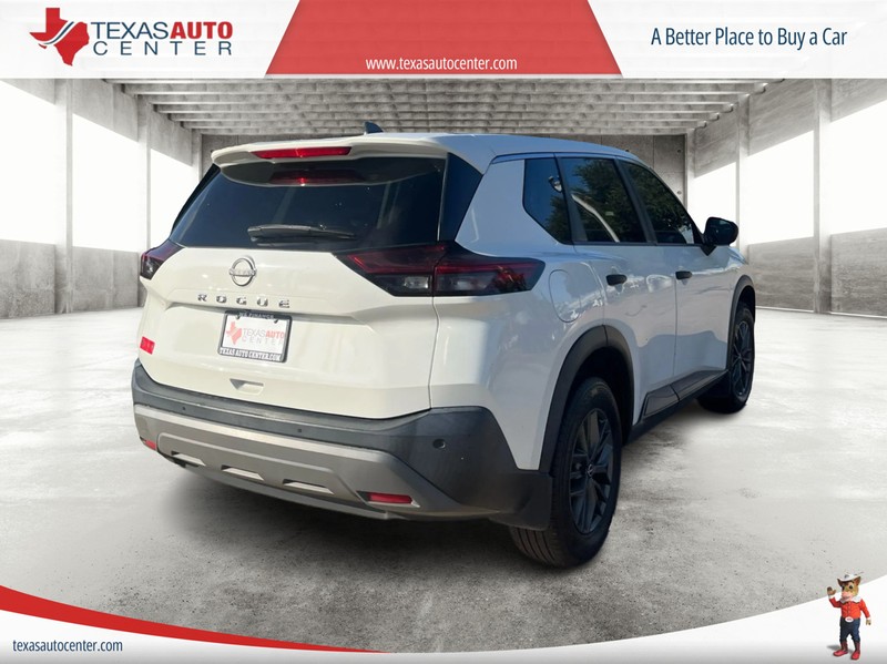Nissan Rogue Vehicle Full-screen Gallery Image 7