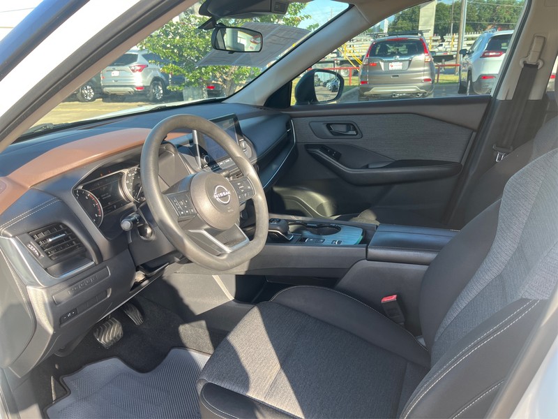 Nissan Rogue Vehicle Full-screen Gallery Image 9