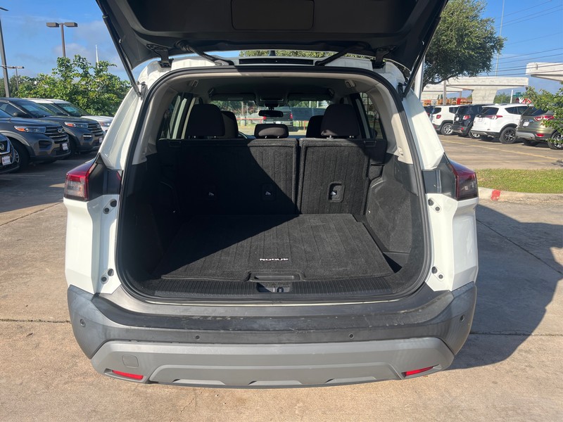 Nissan Rogue Vehicle Full-screen Gallery Image 11