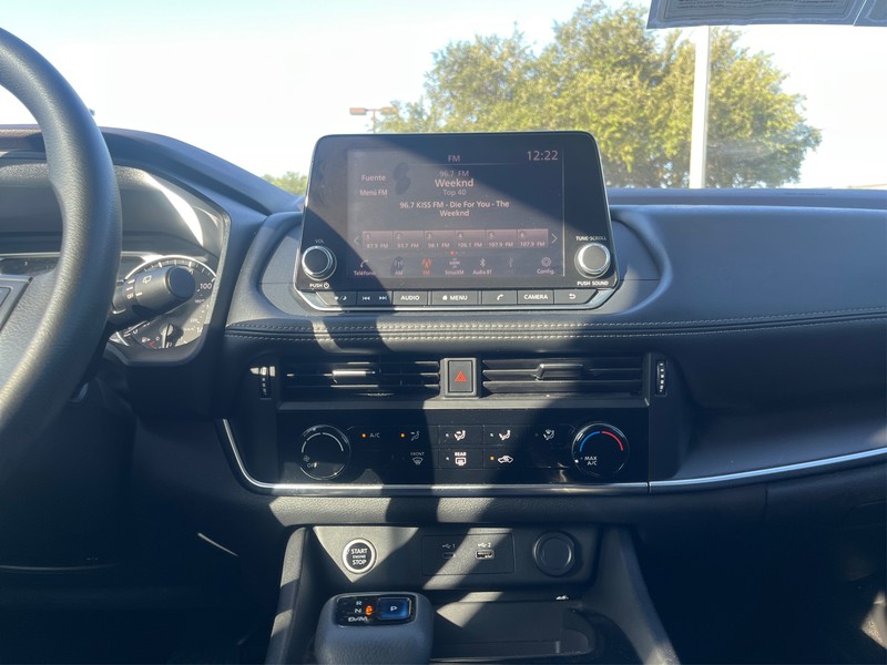Nissan Rogue Vehicle Full-screen Gallery Image 12