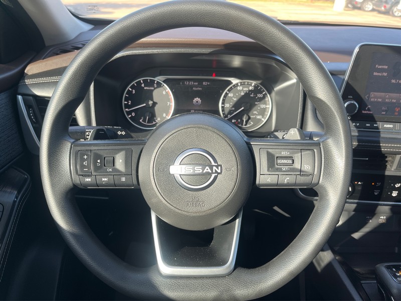 Nissan Rogue Vehicle Full-screen Gallery Image 14