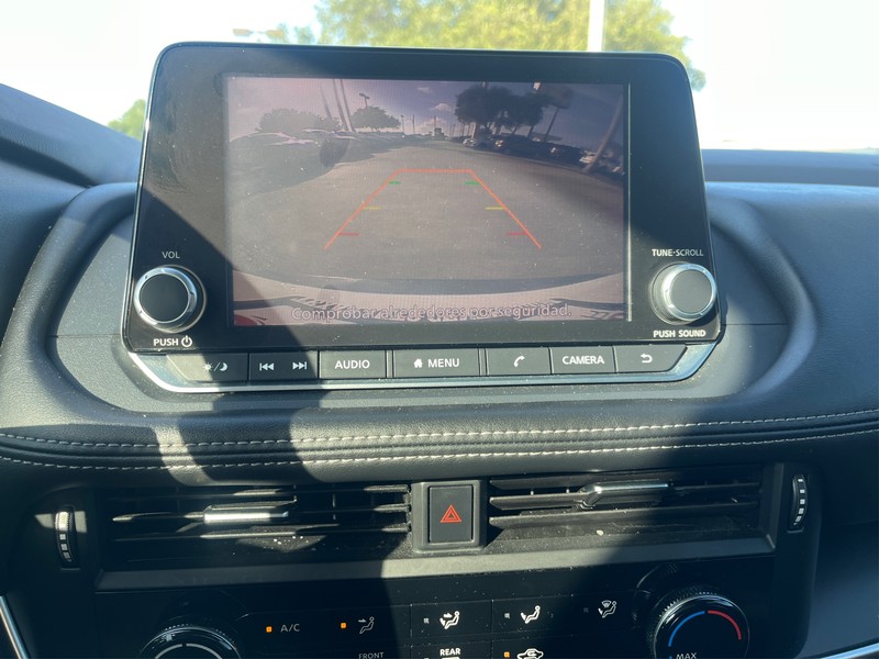 Nissan Rogue Vehicle Full-screen Gallery Image 17