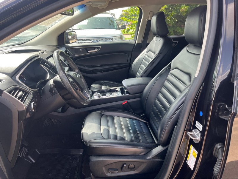 Ford Edge Vehicle Full-screen Gallery Image 9
