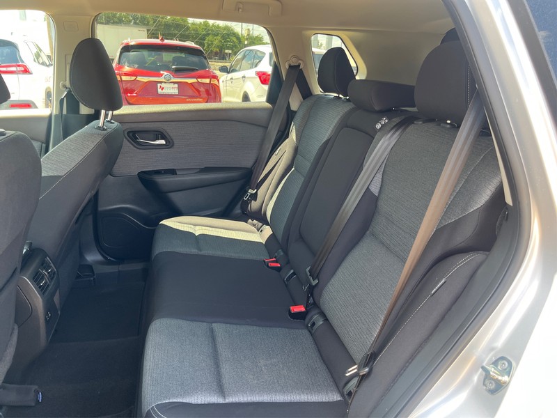 Nissan Rogue Vehicle Full-screen Gallery Image 10