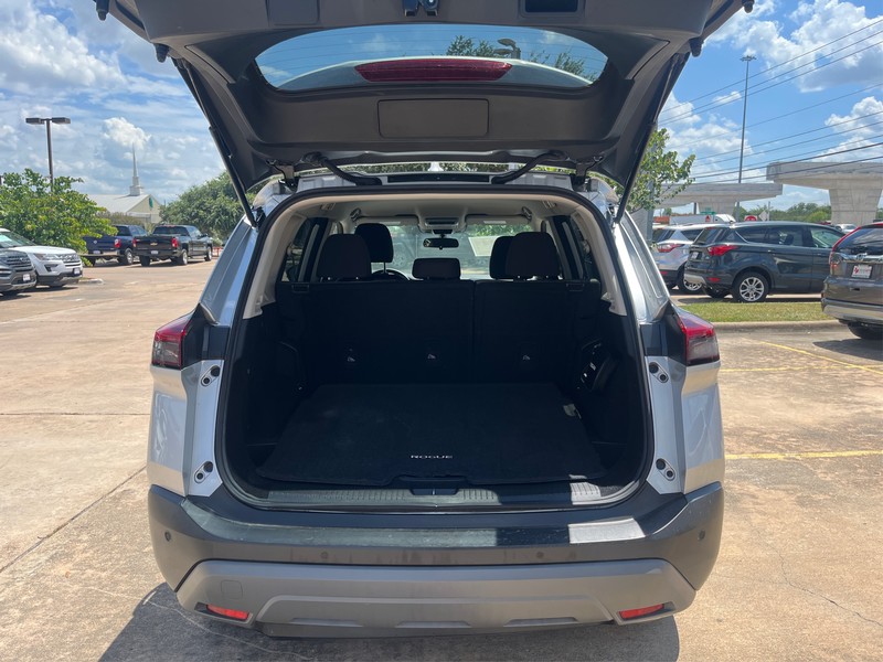 Nissan Rogue Vehicle Full-screen Gallery Image 11