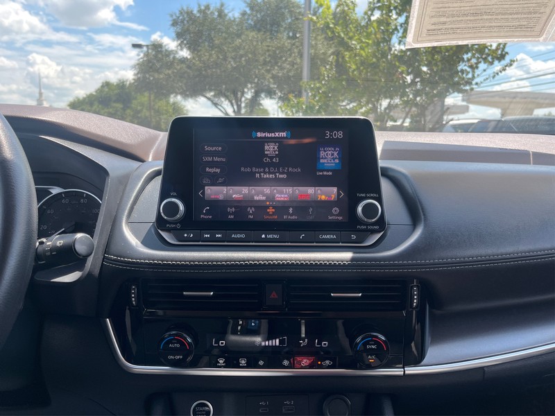 Nissan Rogue Vehicle Full-screen Gallery Image 12