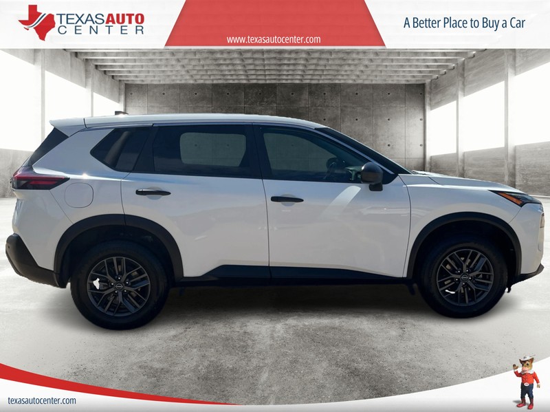 Nissan Rogue Vehicle Full-screen Gallery Image 4