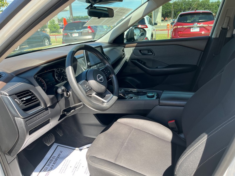 Nissan Rogue Vehicle Full-screen Gallery Image 9