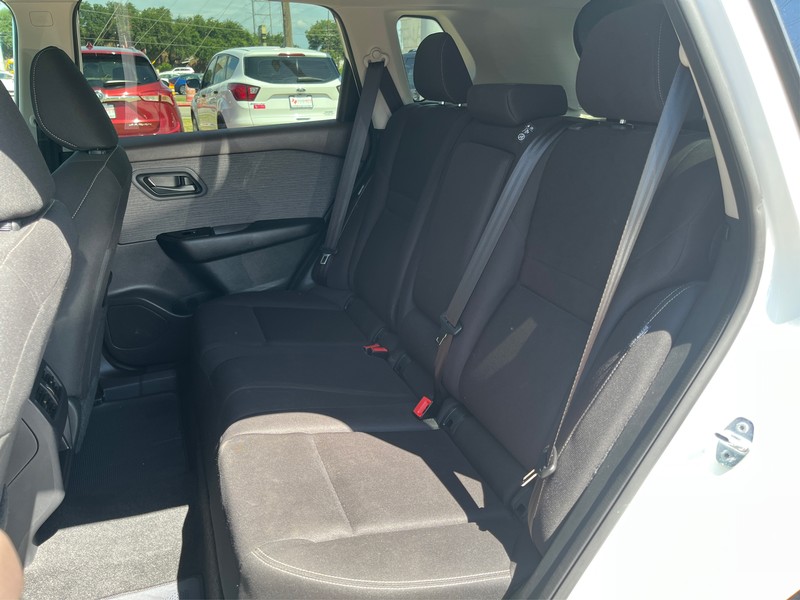 Nissan Rogue Vehicle Full-screen Gallery Image 10