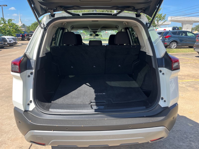 Nissan Rogue Vehicle Full-screen Gallery Image 11