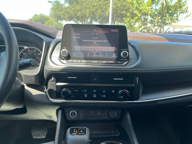 Nissan Rogue Vehicle Full-screen Gallery Image 12