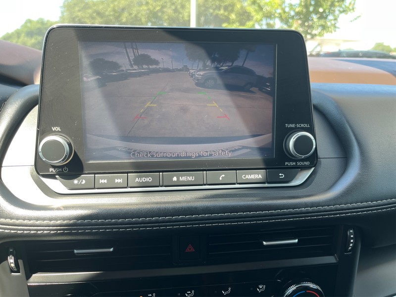 Nissan Rogue Vehicle Full-screen Gallery Image 17