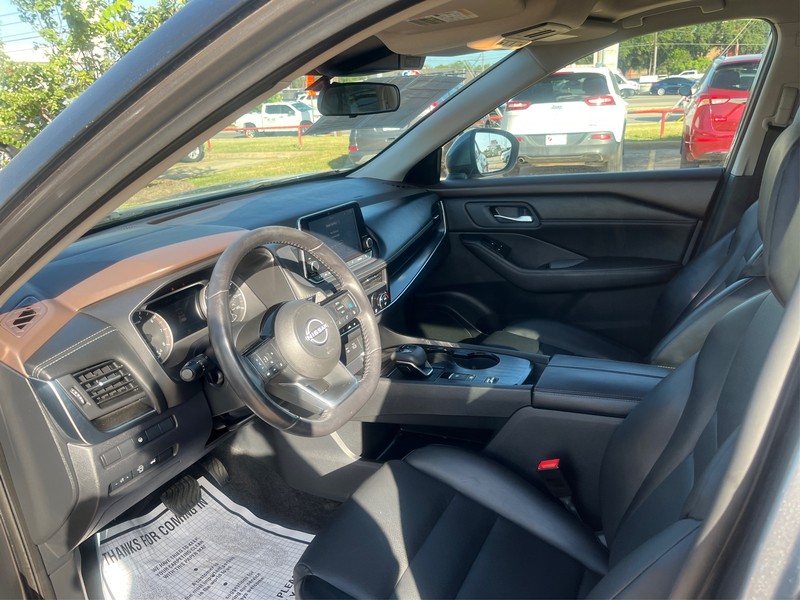 Nissan Rogue Vehicle Full-screen Gallery Image 9
