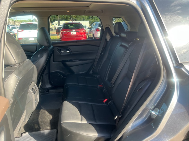 Nissan Rogue Vehicle Full-screen Gallery Image 10